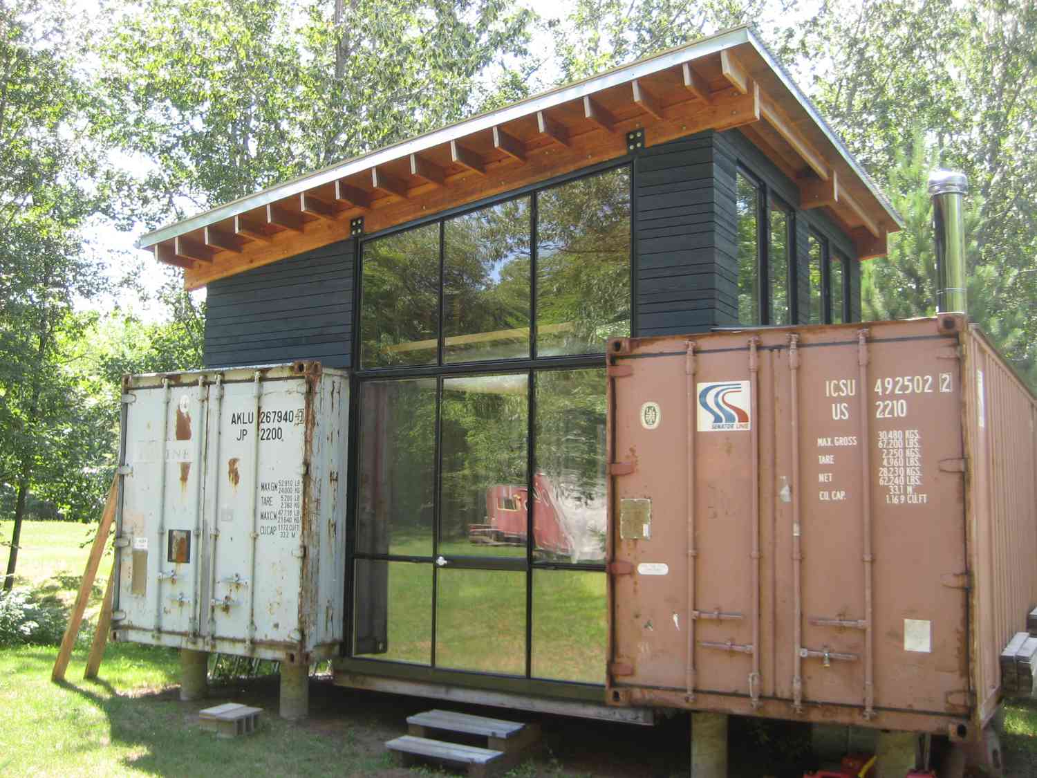Repurponiertes Versandcontainerhaus mit Wood Center