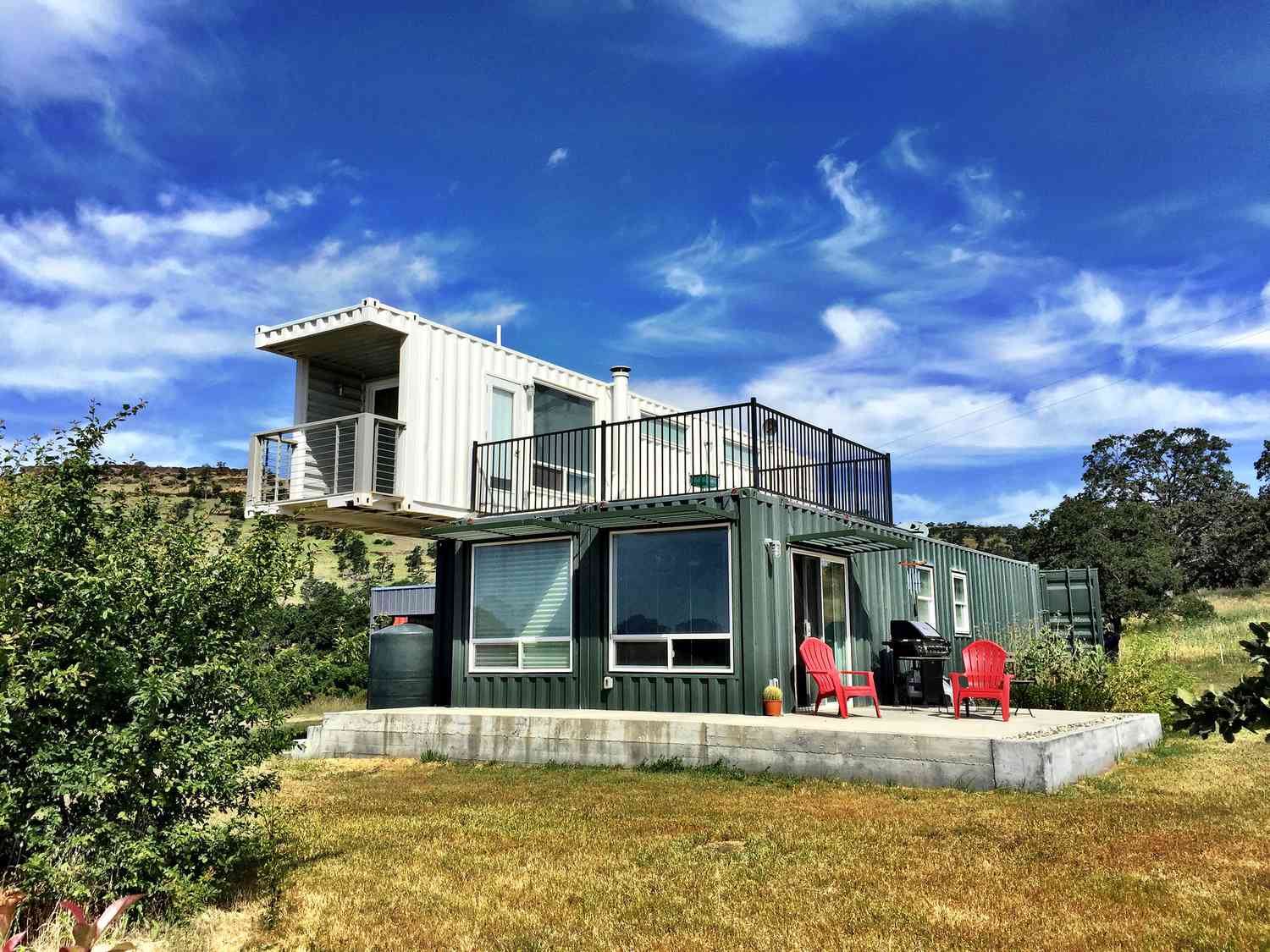 Containerhaus mit hervorstehenden obersten Etagen