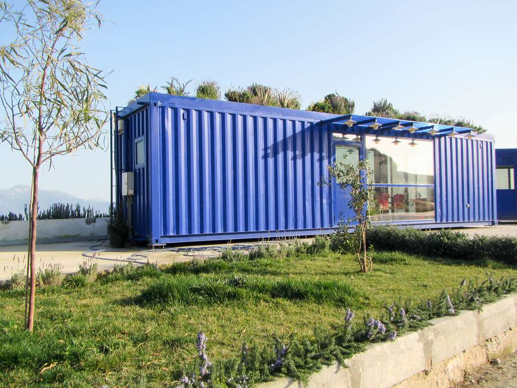 Blauer Home Container mit Dachgarten