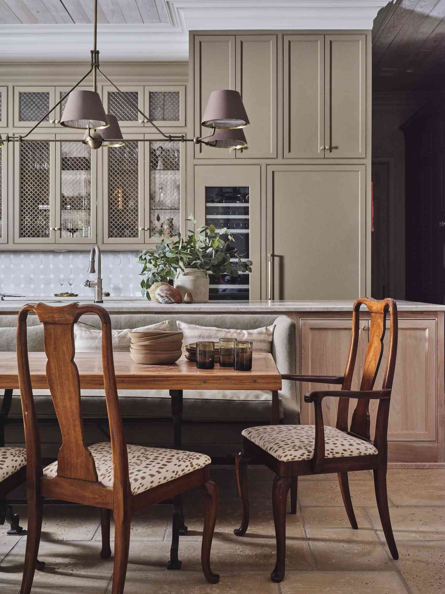 5 Flooring -Auswahl Designer verwenden immer in ihren eigenen Häusern (und Sie sollten auch) 4 Stürmische Steinböden in der Küche