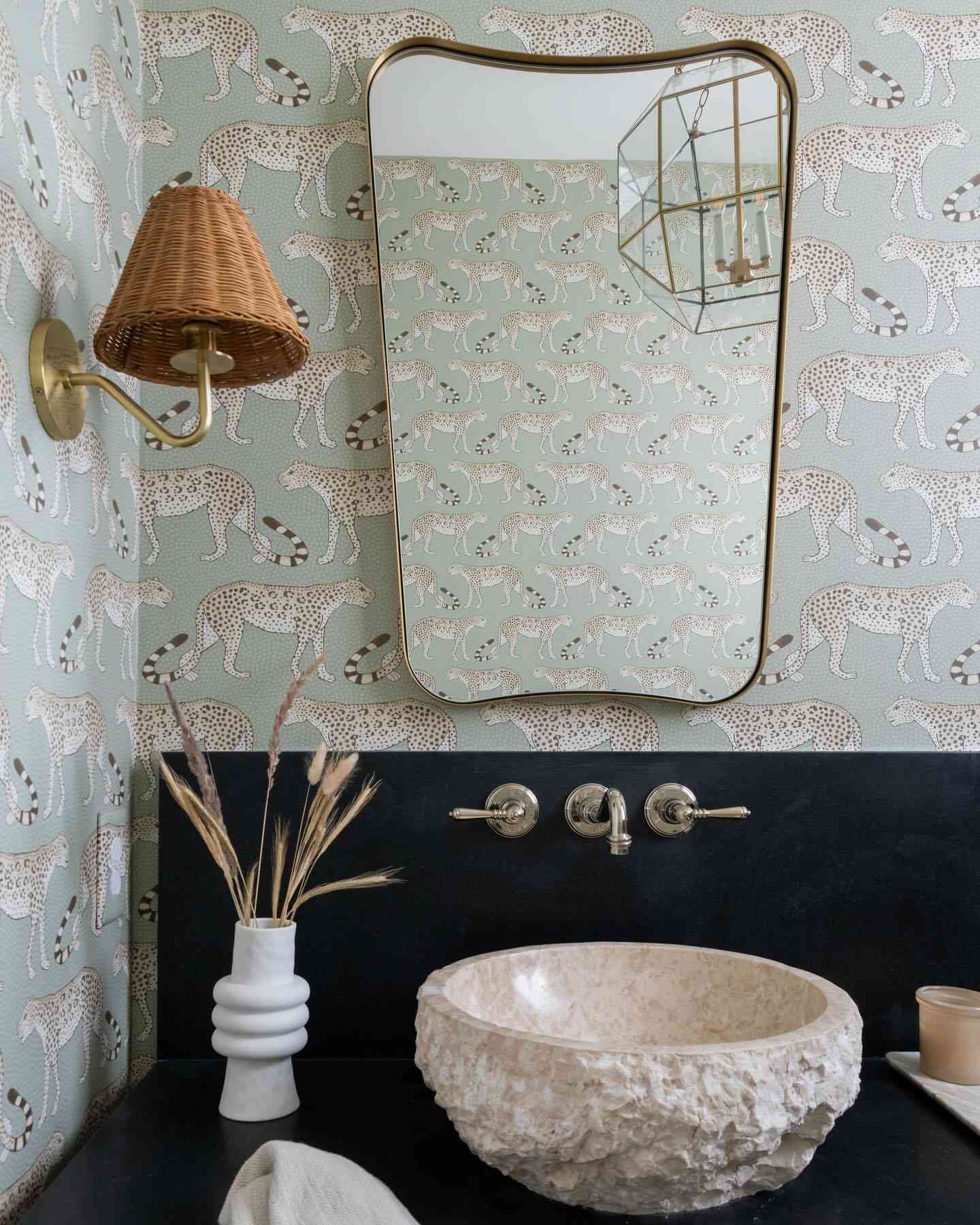 Modernes Badezimmer mit Tiger Tapete