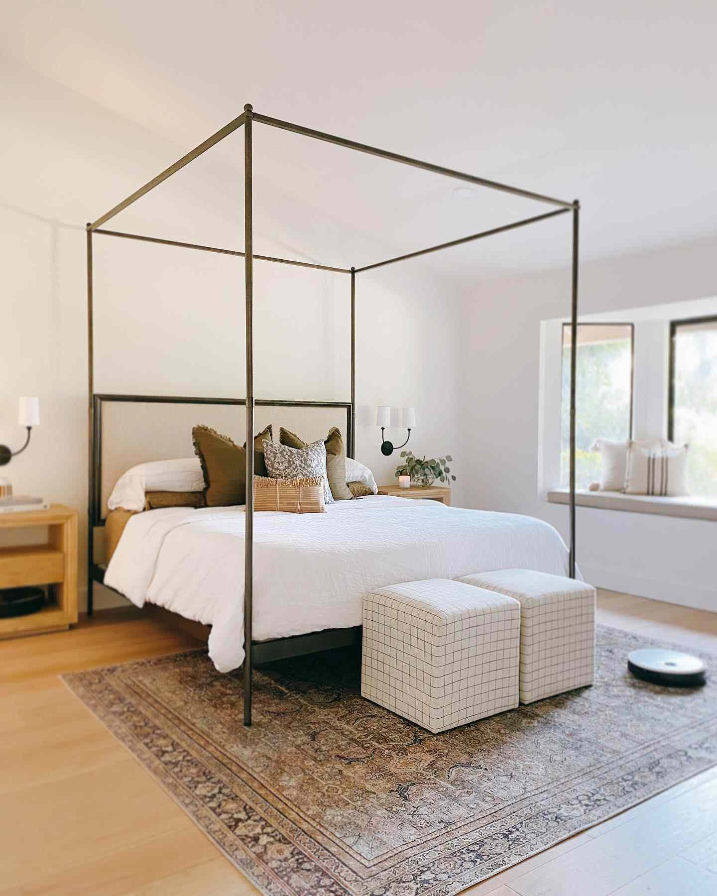 modernes Schlafzimmer mit Baldachin Bett