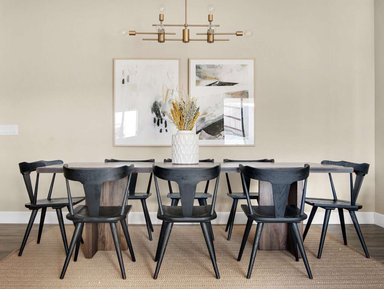 Moderner Esszimmer mit abstrakter Wandkunst