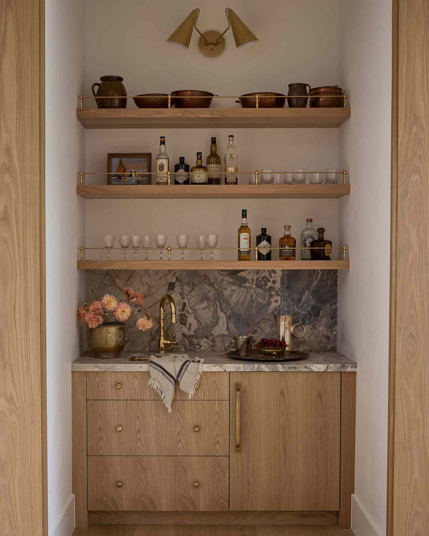 Dekorierte moderne Bar Setup