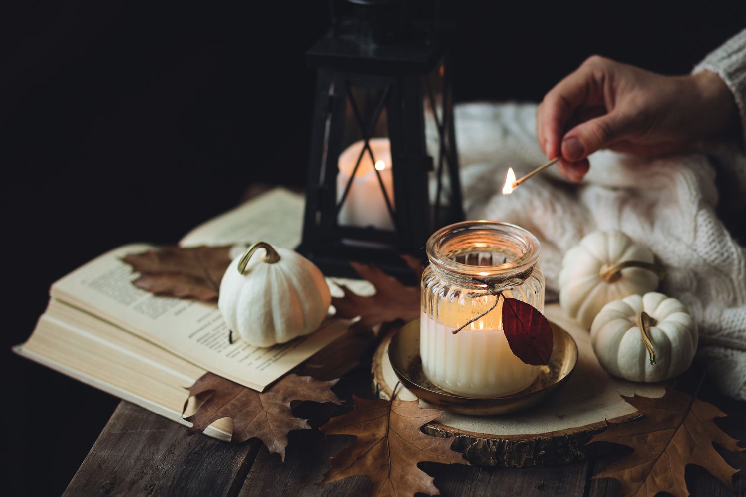 6 klassische Herbstdekorationen, die Innenarchitekten tatsächlich hassen (und niemals verwenden werden) 6 Herbst duftende Kerze
