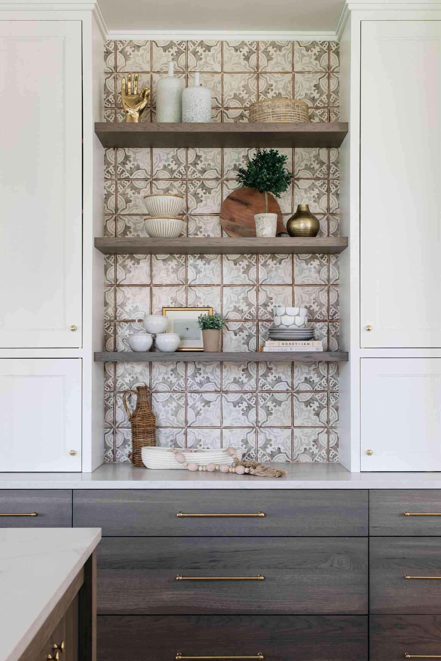 6 einfache Möglichkeiten, Ihren alten Küchenarbeitsplatten eine Überarbeitung zu verleihen, ohne eine Tonne zu verbringen 12 Eine Küchenvignette mit offenem Regal und Fliesenbacksplash