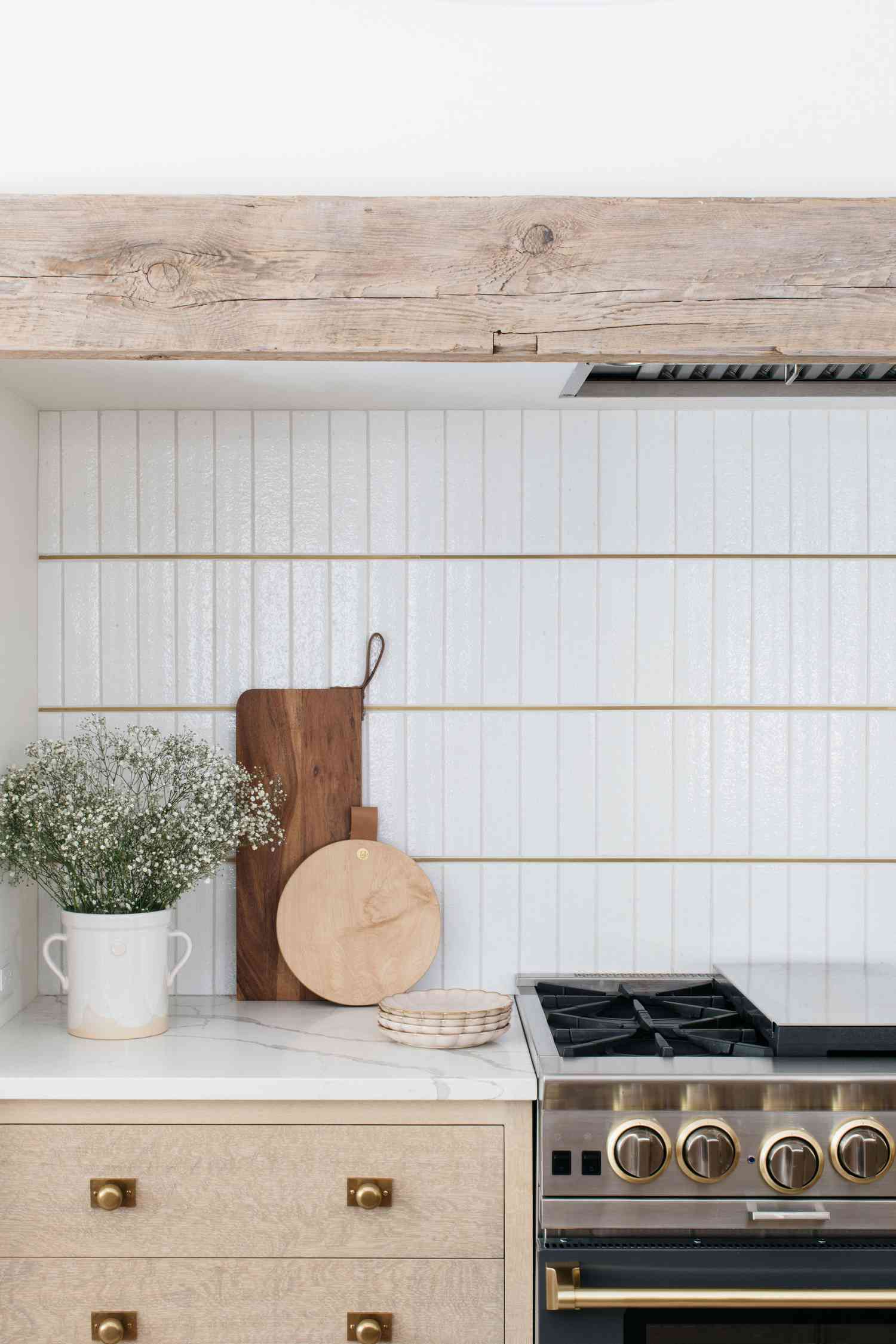 6 einfache Möglichkeiten, Ihren alten Küchenarbeitsplatten eine Überarbeitung zu verleihen, ohne eine Tonne zu verbringen 8 Ein enger Schuss einer weißen Küchenbacksplash und eines Herdes
