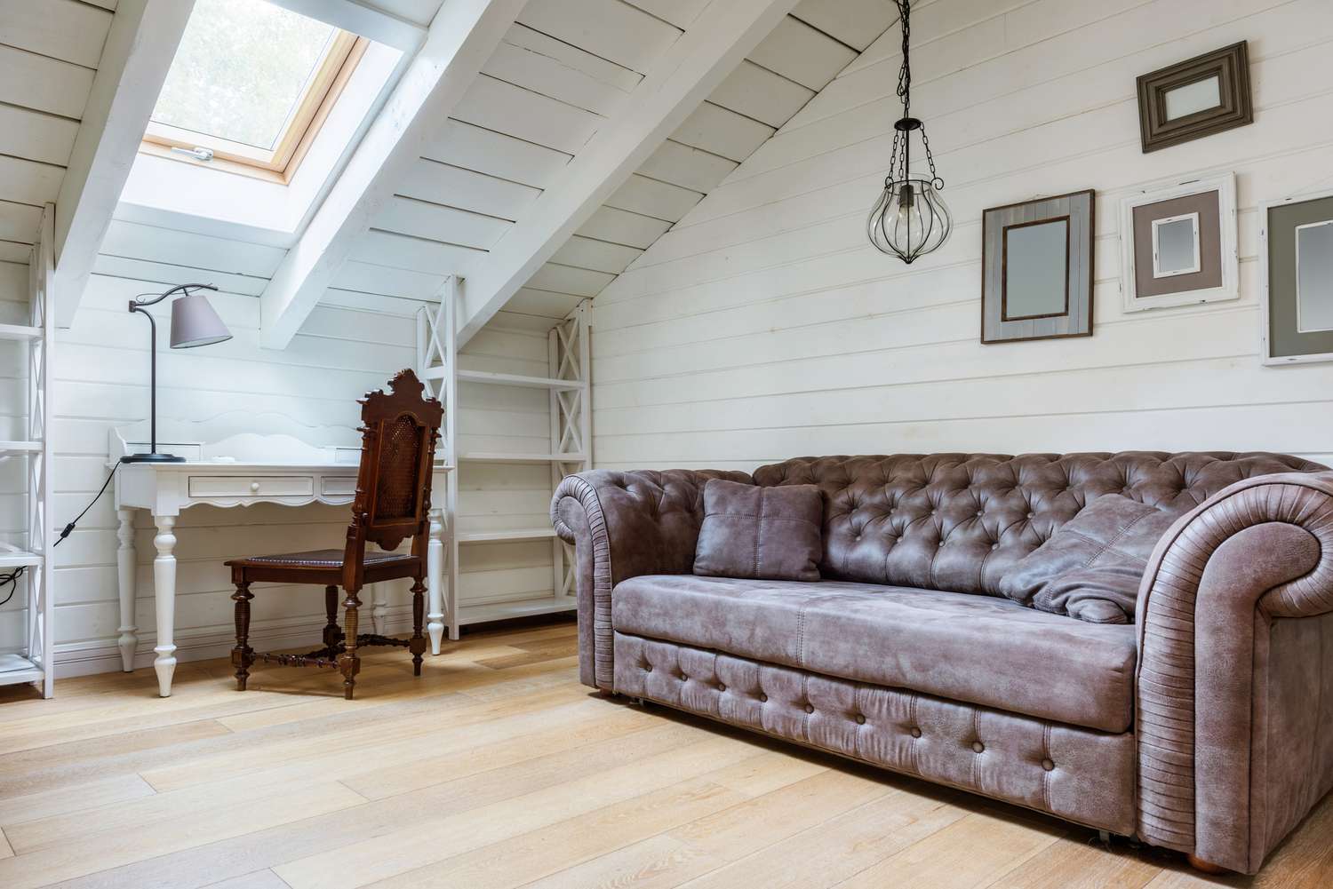 6 Couch -Stile, die laut Designer so veraltet sind 4 Graues Chesterfield -Sofa in einem weißen Loft -Raum