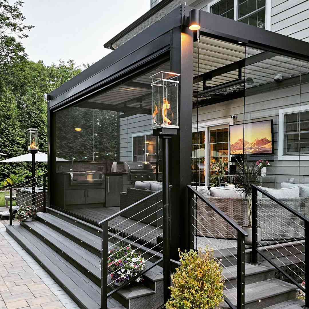 Schwarz bedeckte Deckbereich mit Glasscheiben