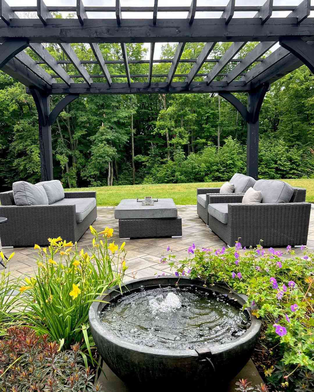 Schwarze Pergola über Sitzgelegenheiten im Freien