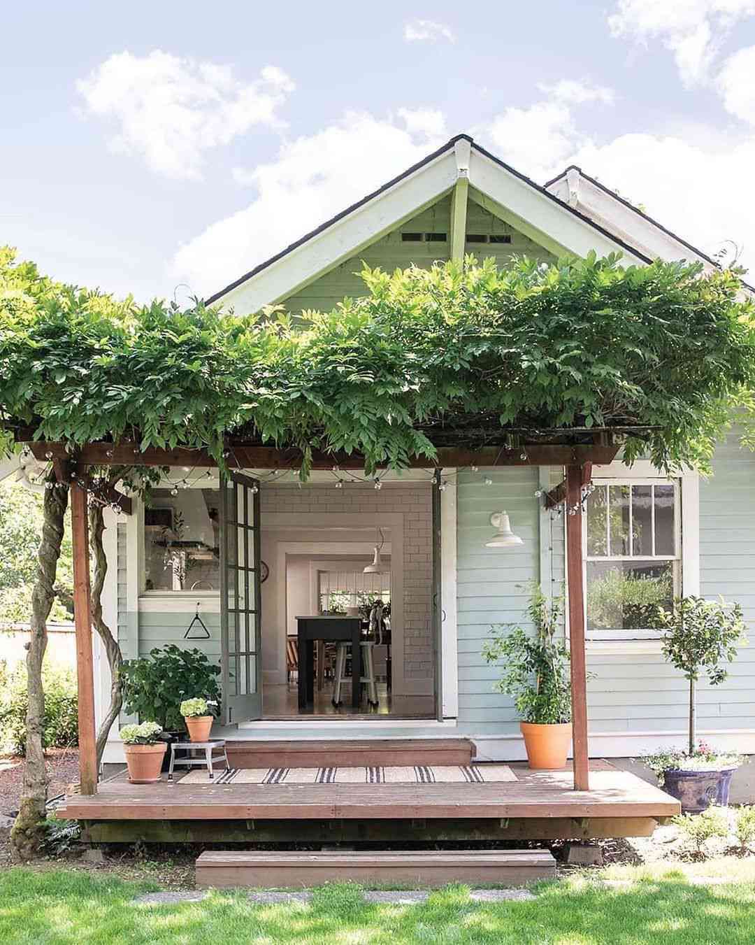 Deck mit Pergola mit üppigem Grün bedeckt