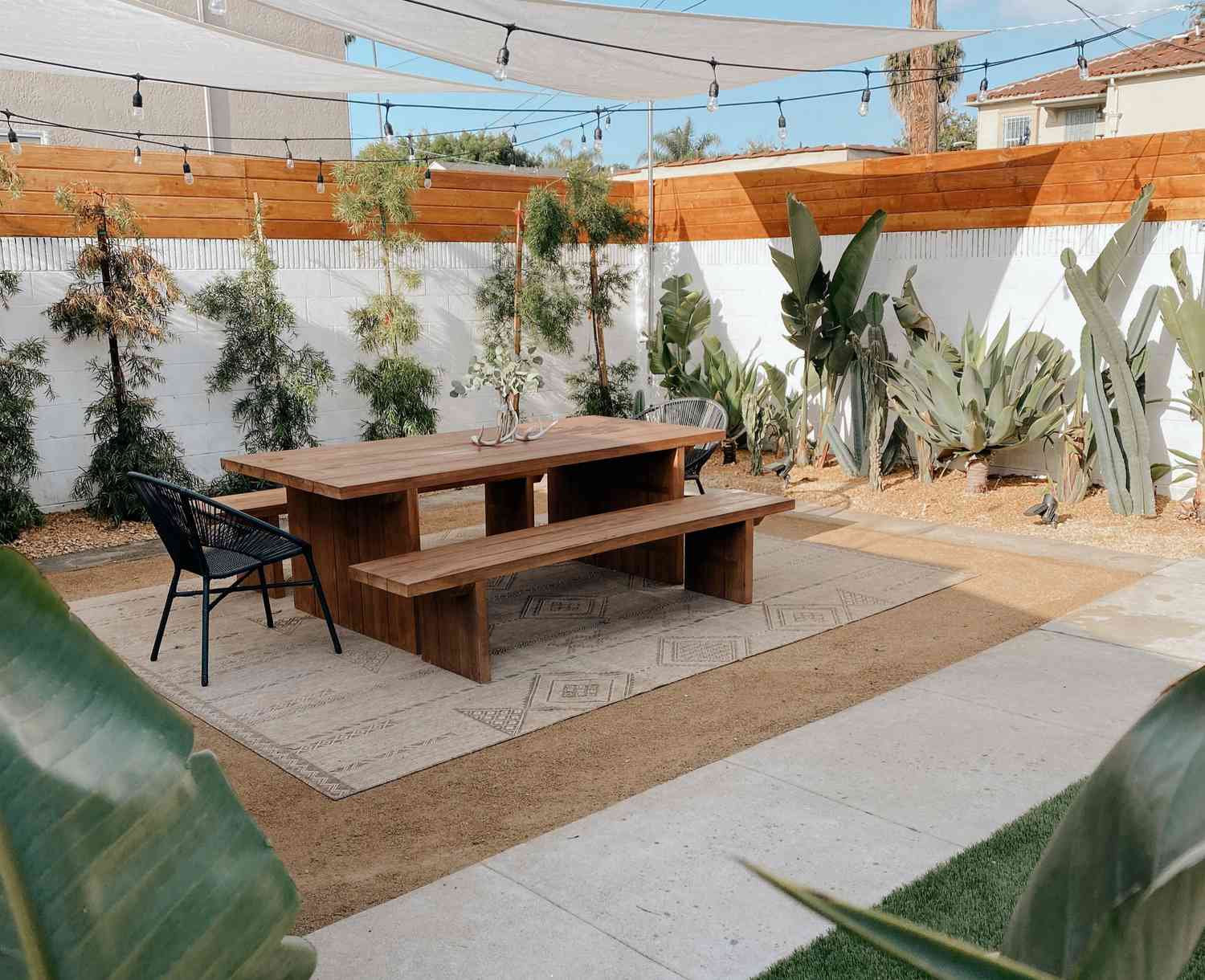 Bank -Terrasse mit Segeltuchsegeln