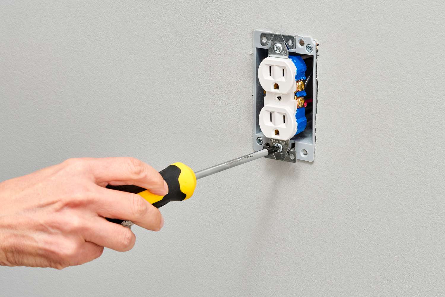 Wie man TV -Kabel richtig verbergen, müssen Sie sie nie wieder sehen 4 Installieren des Auslasss
