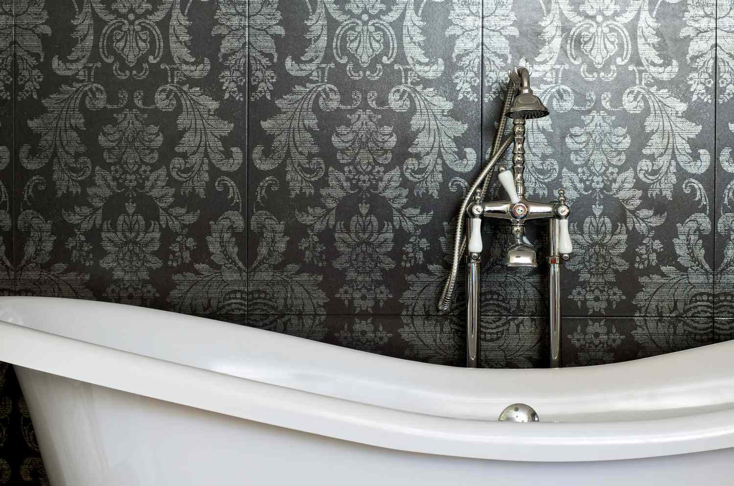 Schwarze Tapete hinter einer Badewanne