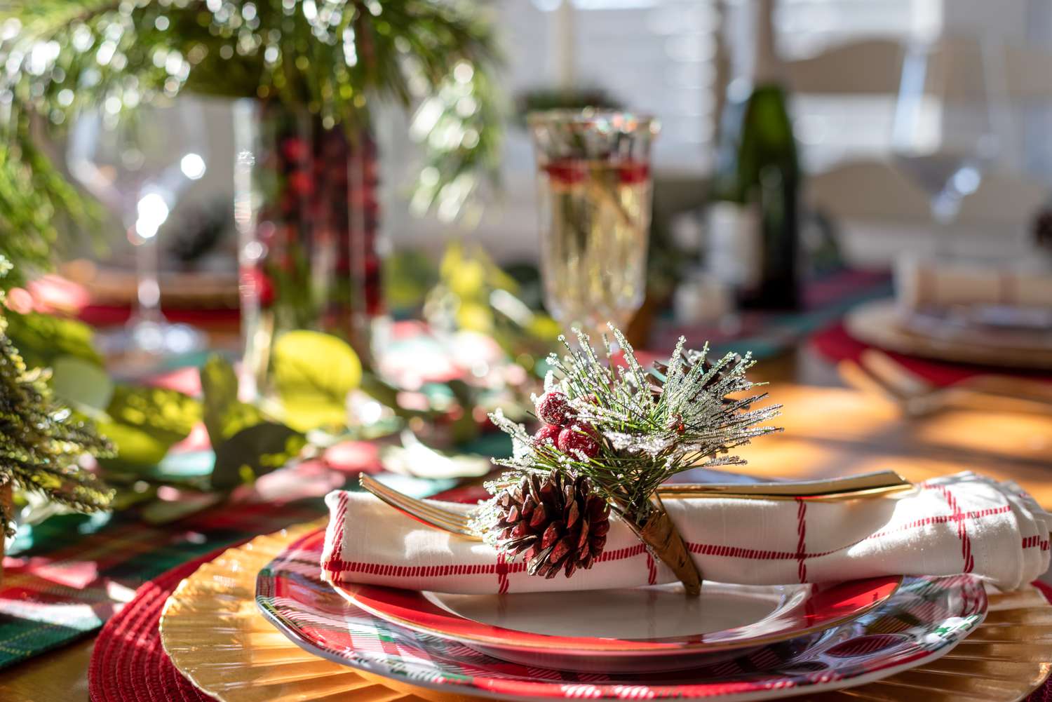 Lieben Sie saisonale Dekor, aber hassen Sie Klebrigkeit? Designer teilen, wie sie es gut aussehen lassen 8 Weihnachtstischeinstellung