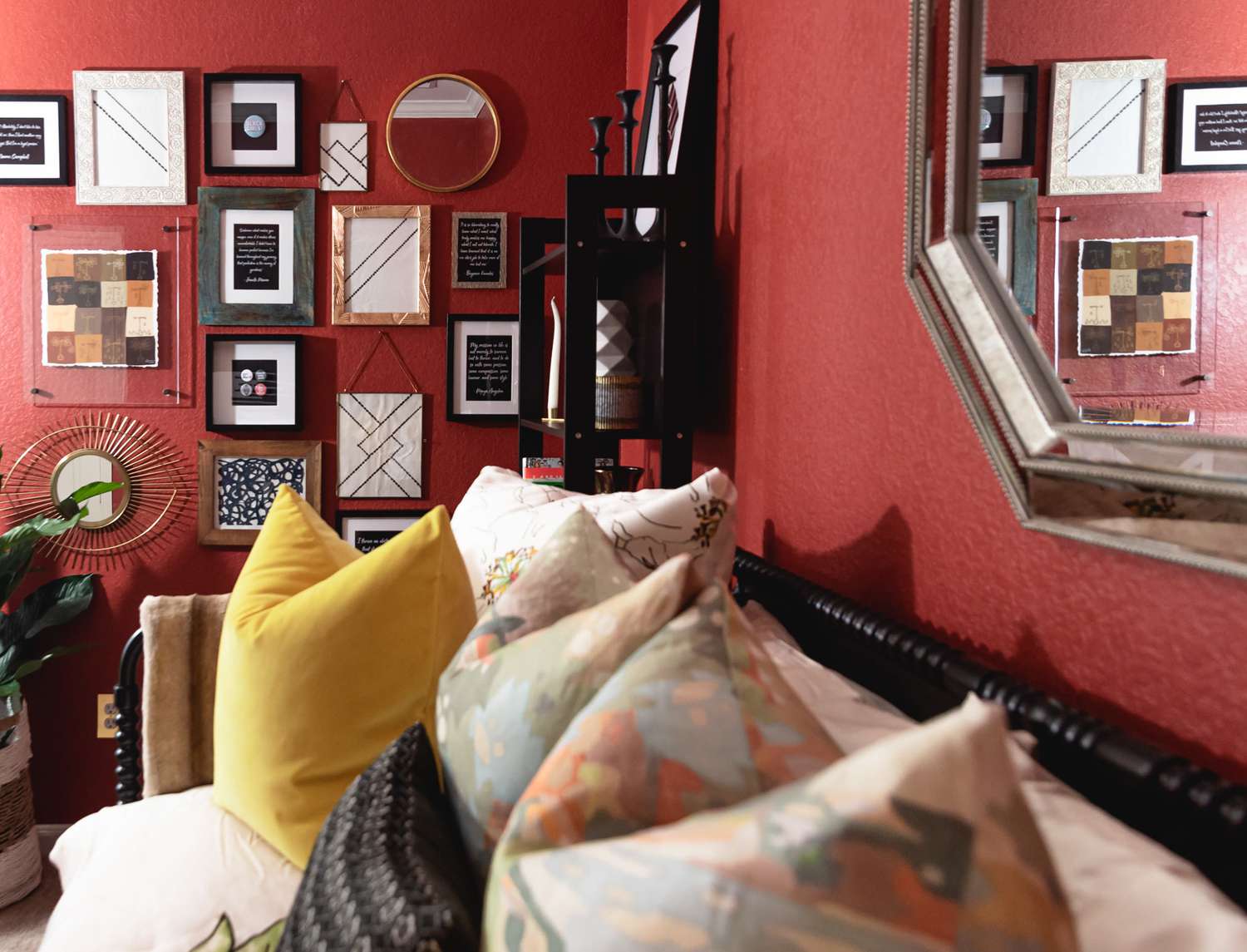 4 schwarze Designer teilen, wie sie ihre Kultur durch Design feiern 8 Wohnzimmer voller Kunst