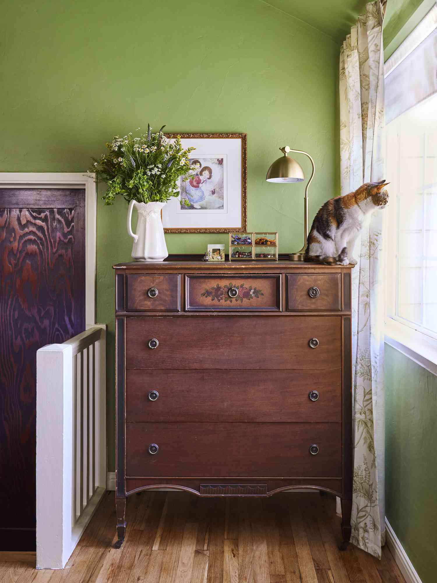 5 Unterschätzte Farben Farben Designer verwenden immer in ihren Projekten (und Sie sollten auch) 4 Chartreuse Room