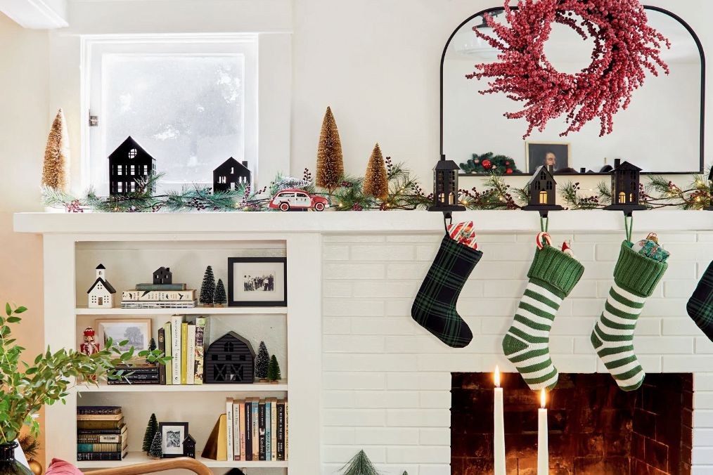 Mantel für Weihnachten dekoriert