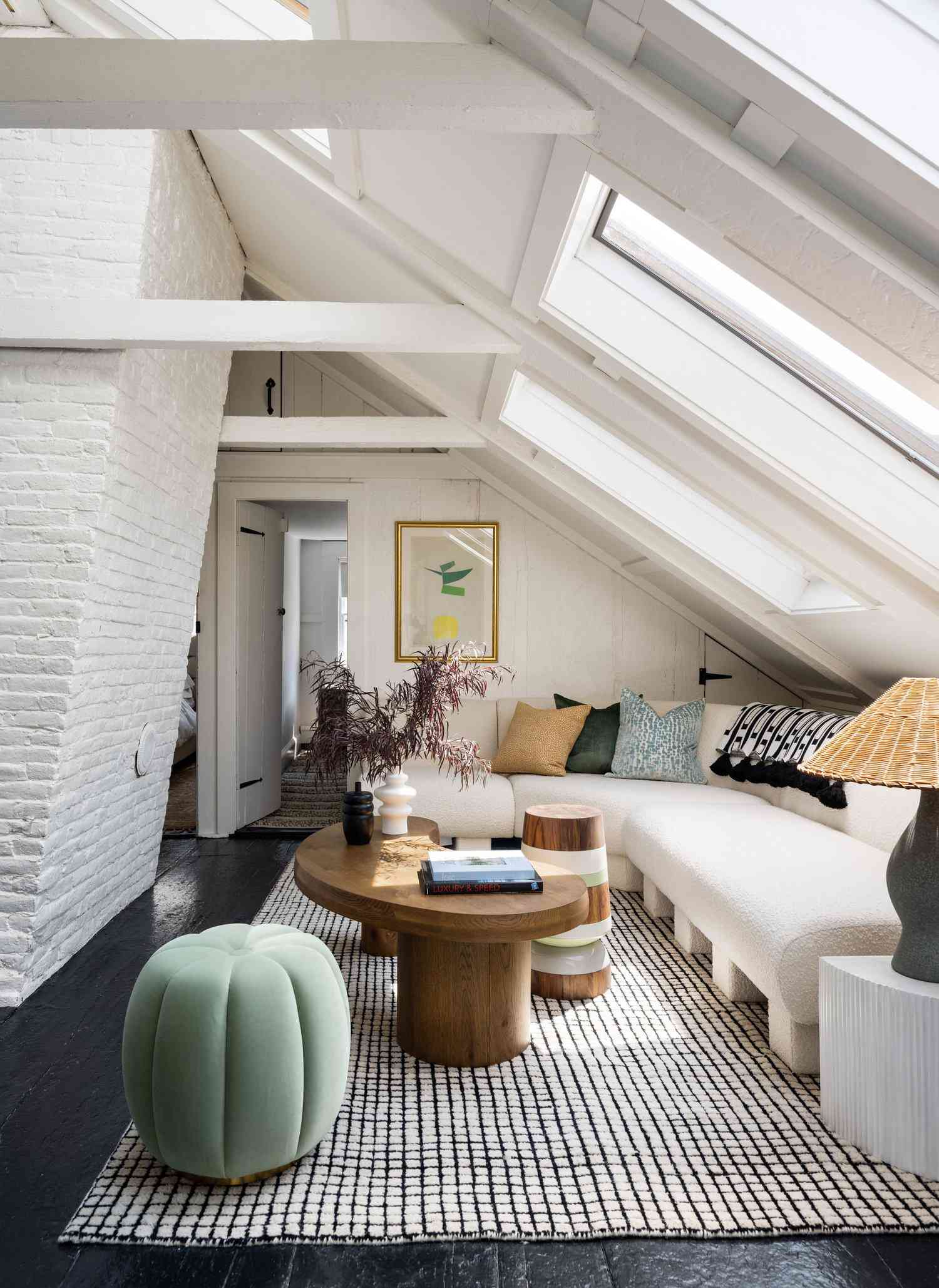Rundere, nierenförmige Couchtisch in einem hellen Wohnzimmer