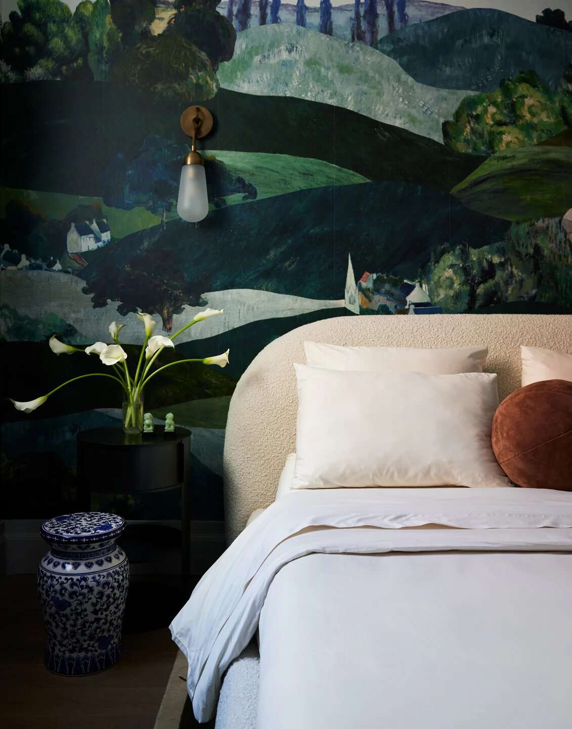 Schlafzimmer mit abgerundeter Lampe, Kissen und Bettrahmen
