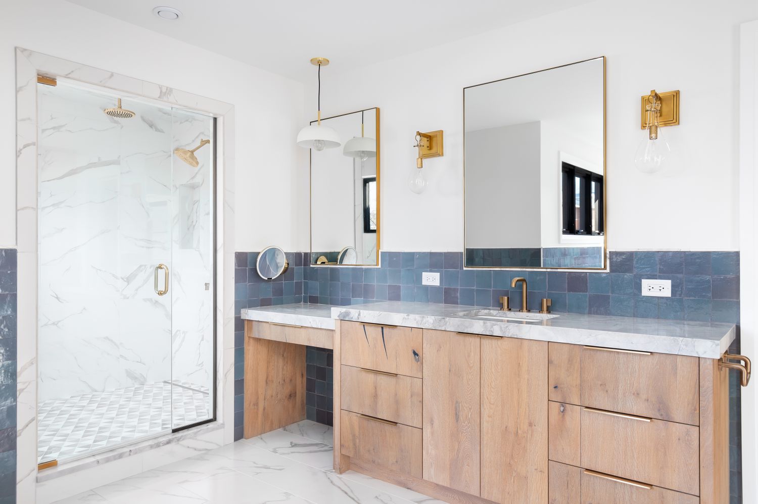 5 Badezimmerfarben, die laut Designer so veraltet sind 4 Luxuriöses Badezimmer mit Messingdetails, Marmor -Arbeitsplatte und blauer Fliesen -Backsplash