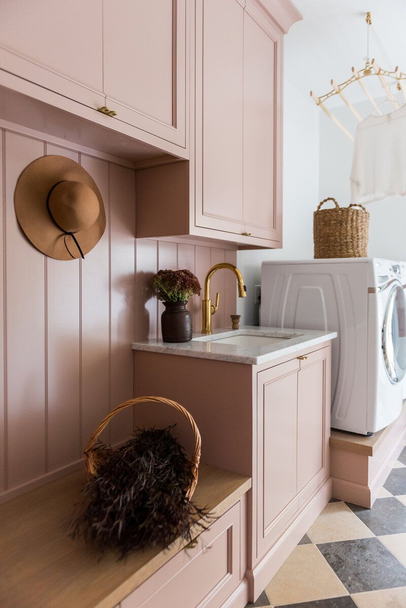 Ist Millennial Pink noch cool? Eine Designerin teilt ihre bevorzugten Möglichkeiten, sie im Jahr 2025 zu verwenden 4 Pink Waschkabine.