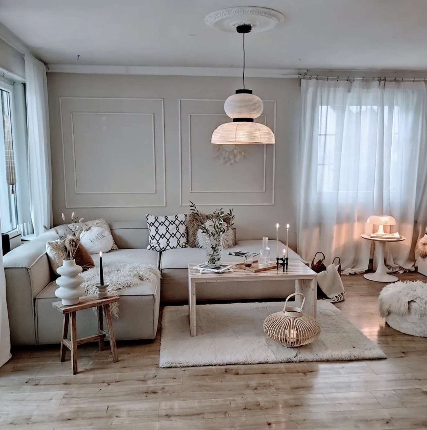 Scandi Boho Wohnzimmer mit Kerzen