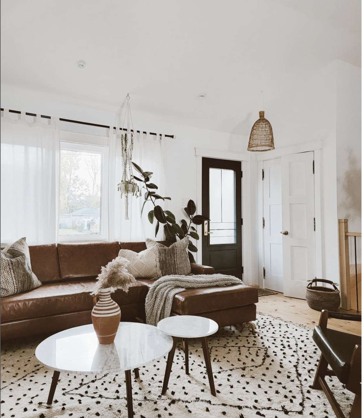 Scandi Wohnzimmer mit Ledersektional