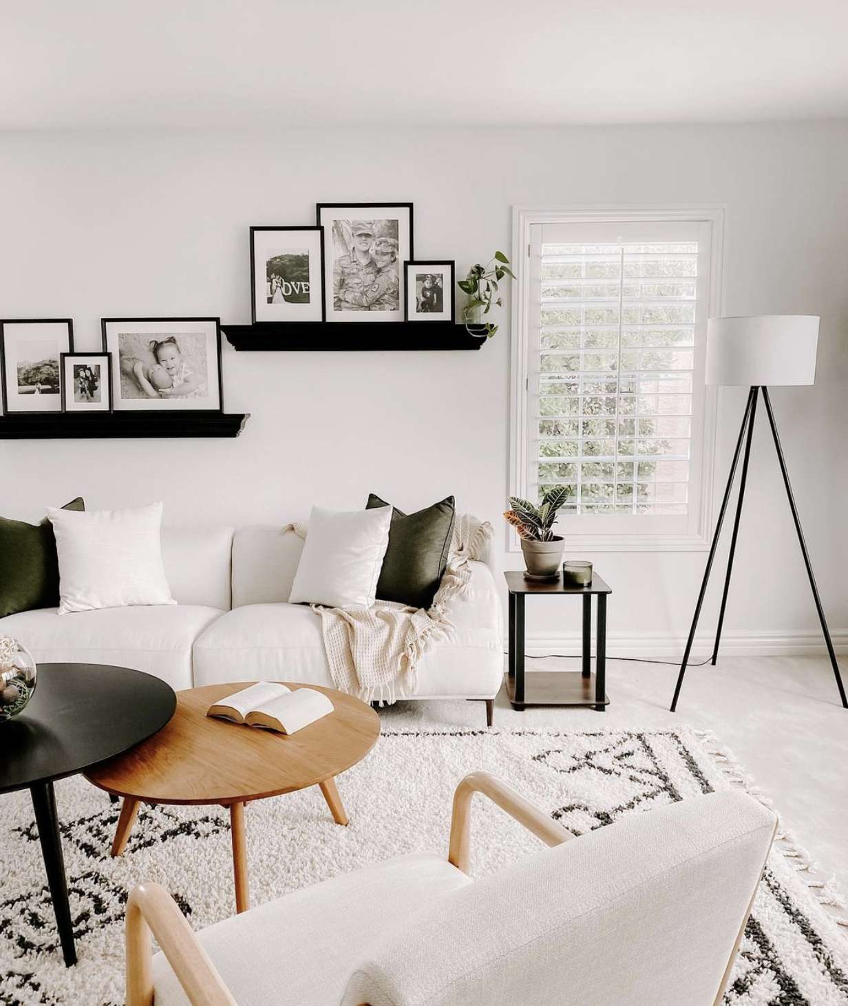 Schwarz -Weiß -Skandi -Wohnzimmer