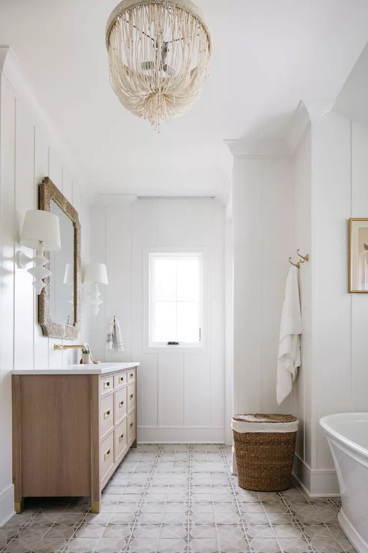 Weißes Badezimmer mit beige Acccents