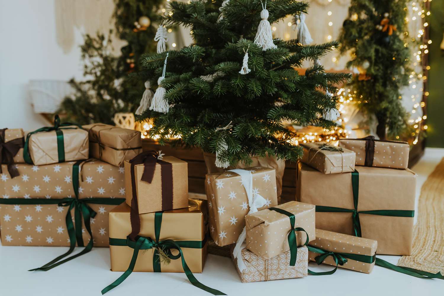 Die Dekoration der Dekoration von 2024 Dekoration von 2024 kann es kaum erwarten, dieses Jahr zu sehen 10 Wickelte Weihnachtsgeschenke unter dem Baum