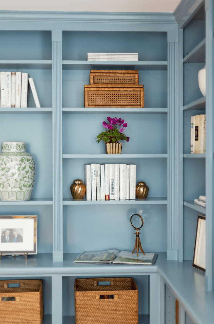 4 Wohnzimmerartikel Designer kaufen immer in Secondhand -Läden, auch für ihre Kunden 8 Messingakzente im Bücherregal