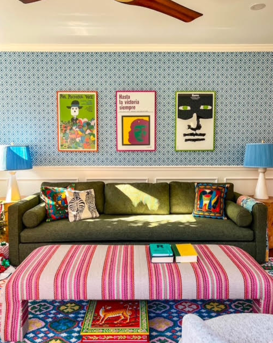 4 Wohnzimmerartikel Designer kaufen immer in Secondhand -Läden, auch für ihre Kunden 6 Stoffbedeckte Bank im Wohnzimmer