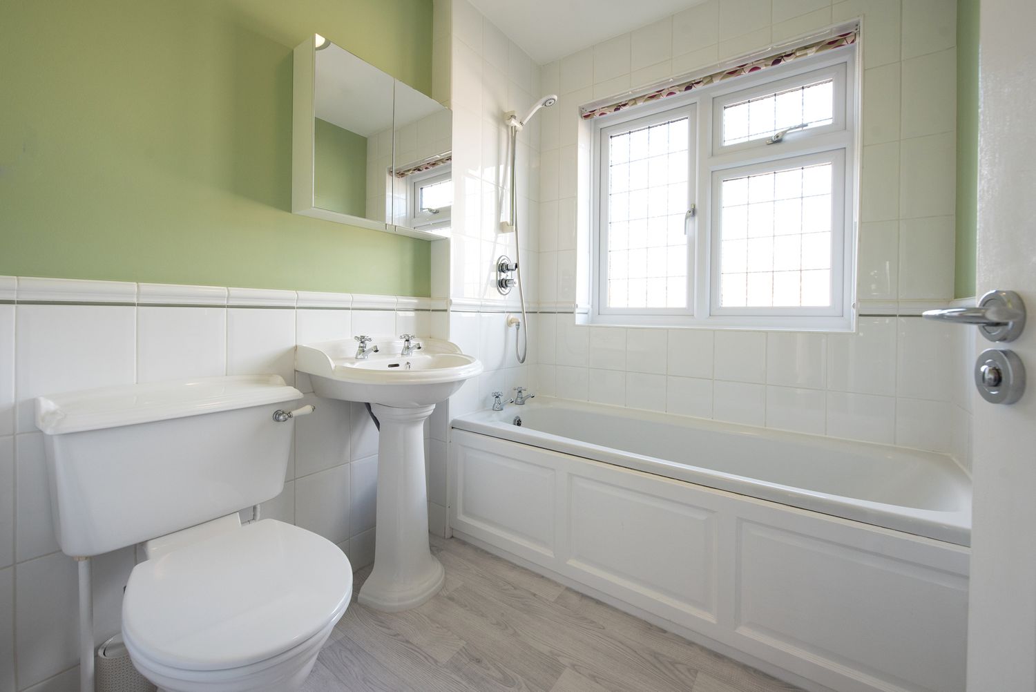5 Warmfarben Farben, die Sie in Ihrem Badezimmer niemals verwenden sollten, so Designer 6 grüne Wände im Badezimmer