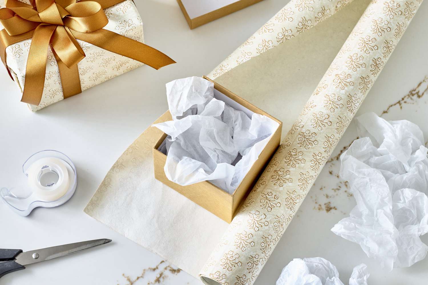 Werfen Sie kein altes Tissue-Papier aus-5 clevere Möglichkeiten, es am Haus nach dem Urlaub im Haus wiederzuverwenden 8 Wiederverwendung von Taschentuchpapier für ein weiteres Geschenk