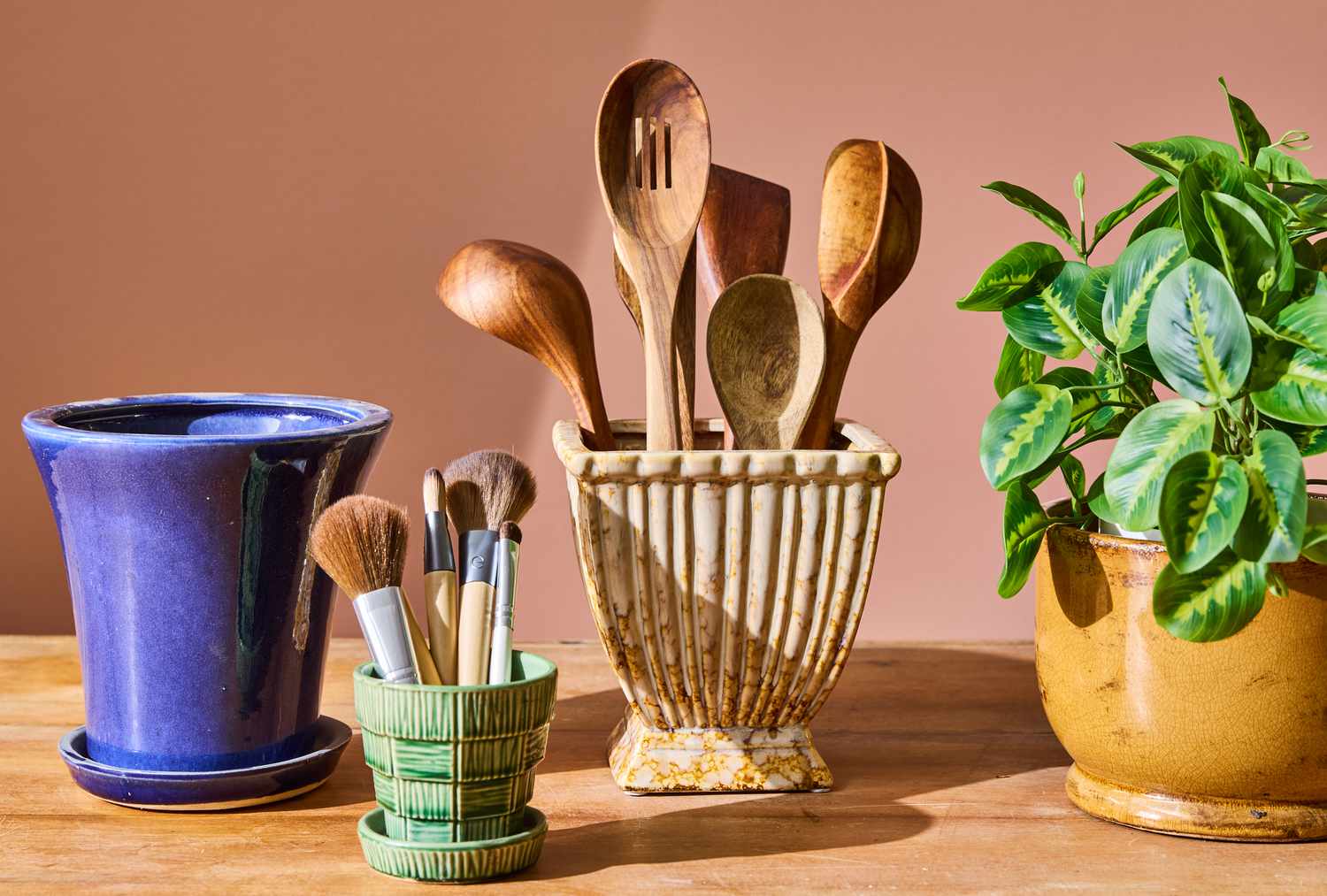 11 Dinge pro Organisatoren kaufen immer in Secondhand -Läden (und Sie sollten auch) 16 Vintage -Blumentöpfe aus dem Secondhand -Laden