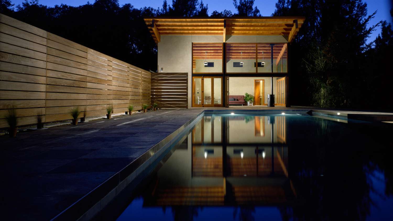 ein Poolhaus nachts