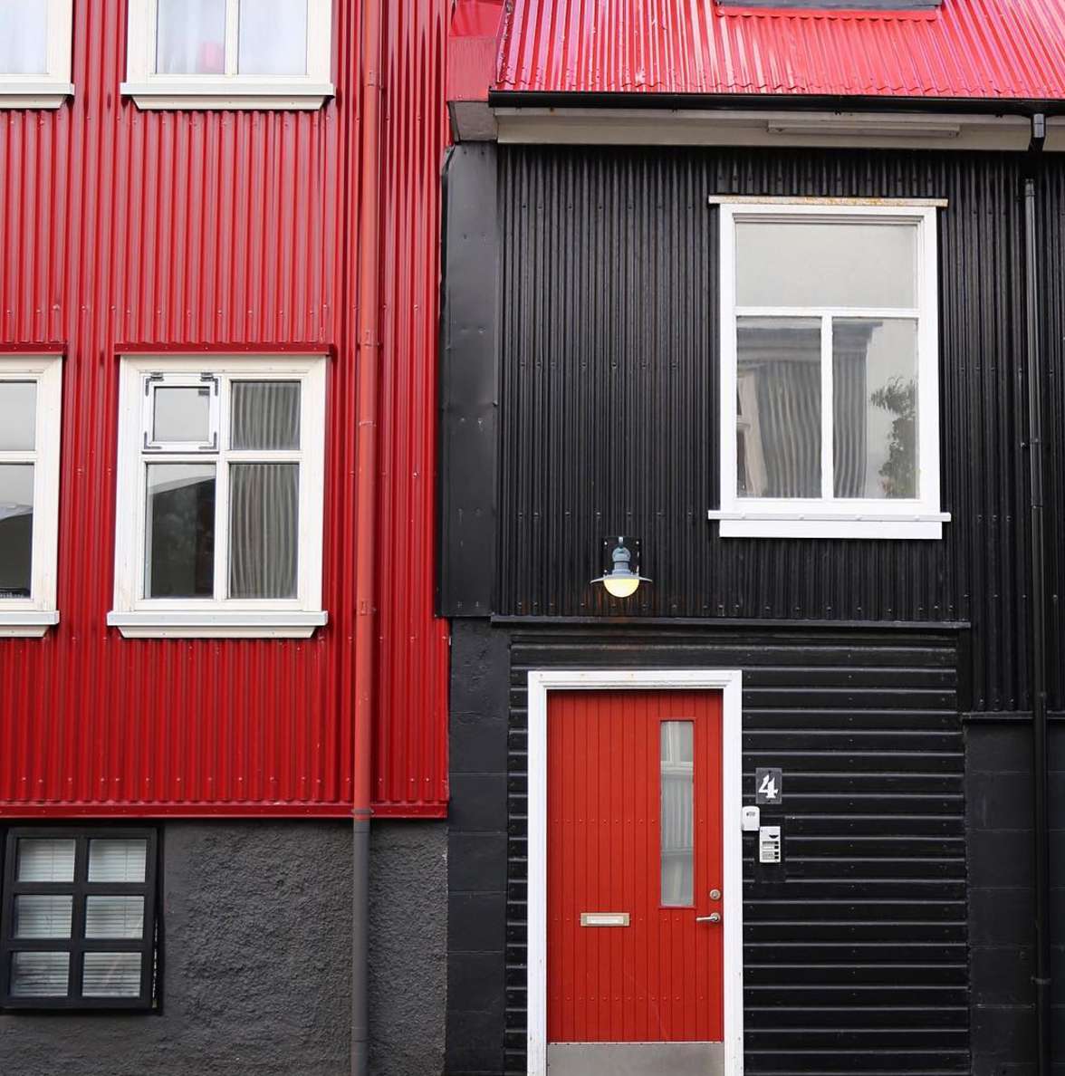 Schwarz und rotes Abstellgleis auf einem Haus