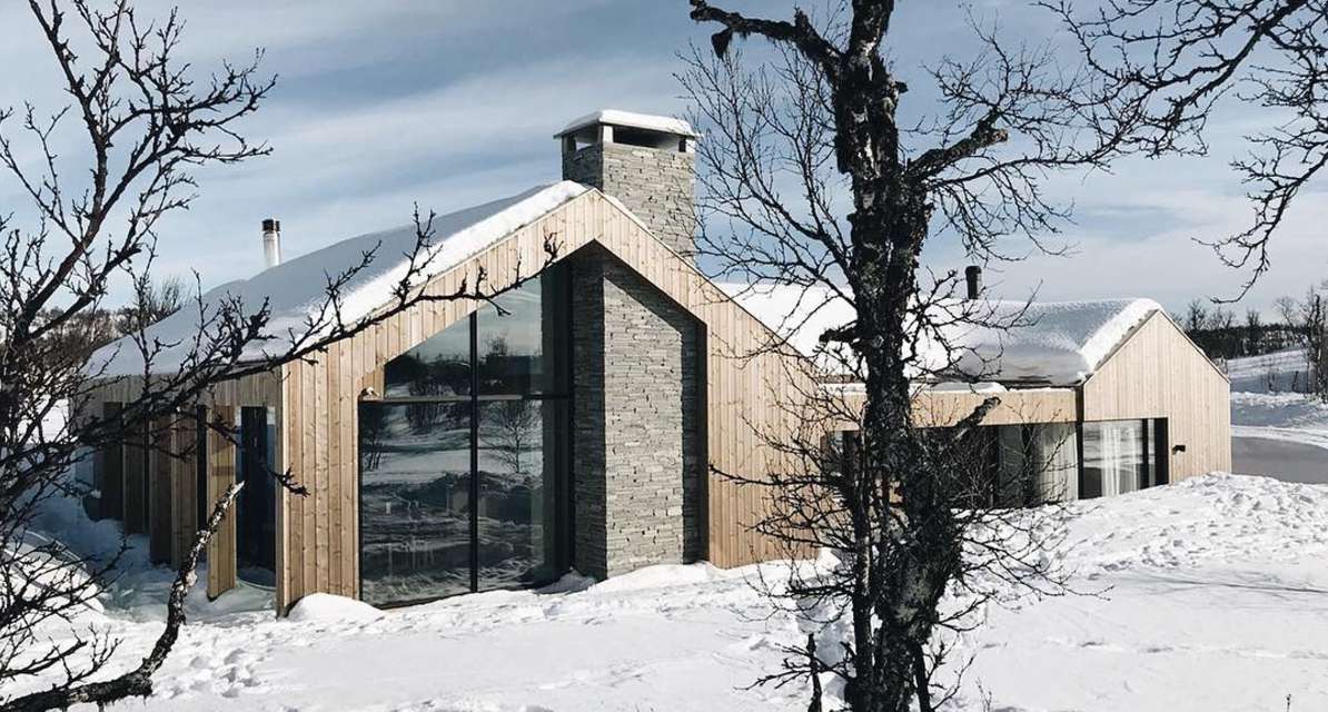 Haus mit Holz und Glasverkleidung