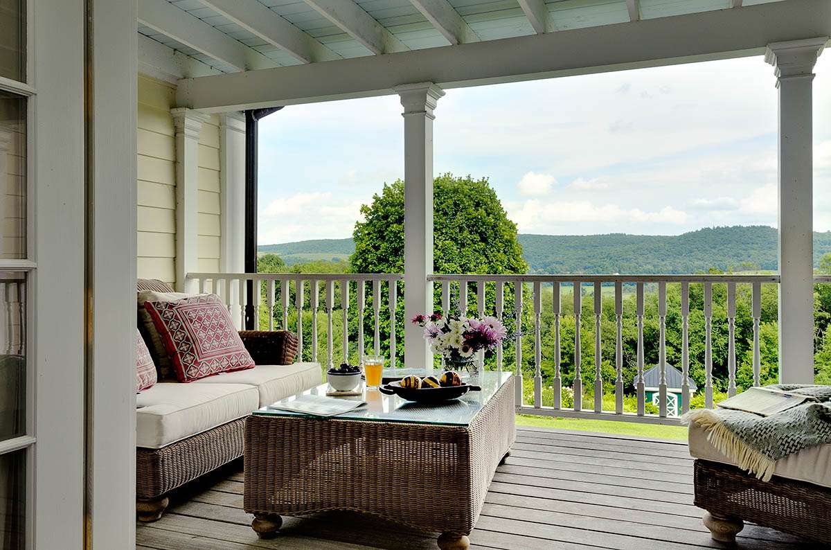 Offene Veranda mit haint blau gestrichenen Decken