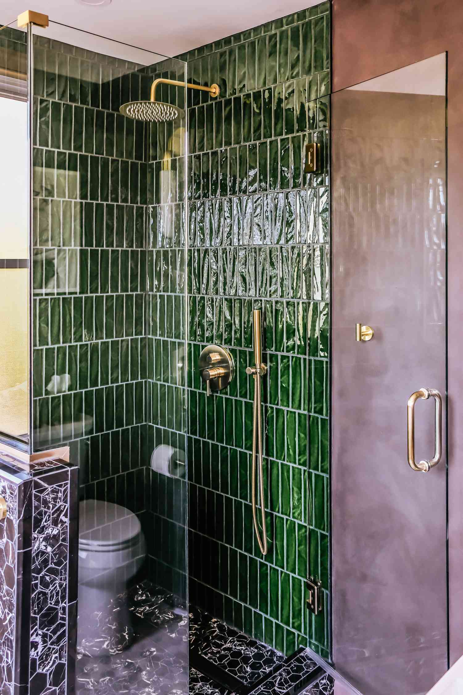 6 Designentscheidungsdesigner bedauern in ihren eigenen Häusern 4 Dusche mit grünem und schwarzem Fliesen.