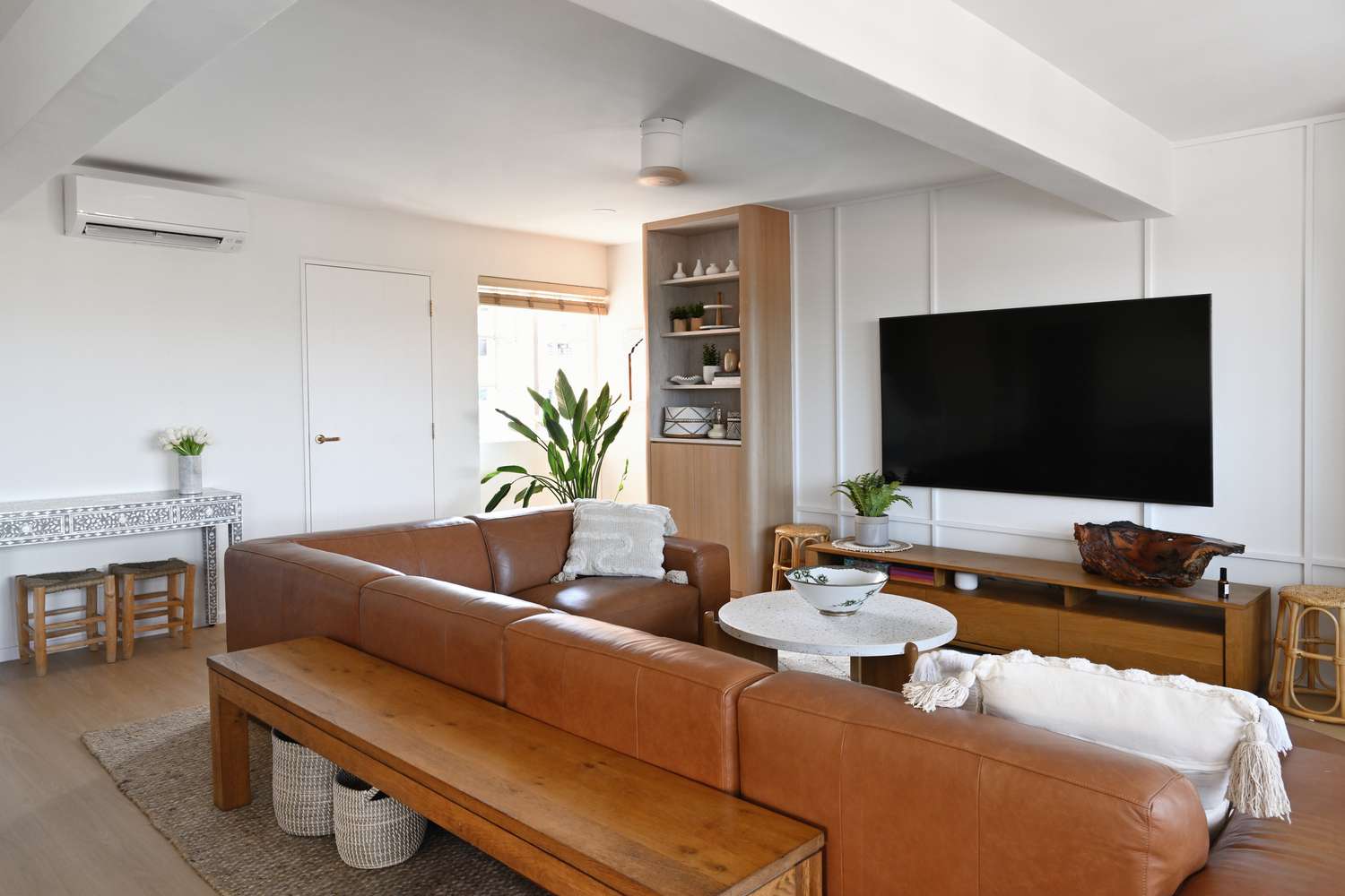 6 Designentscheidungsdesigner bedauern in ihren eigenen Häusern 12 Großes Ledersofa in einem Wohnzimmer.