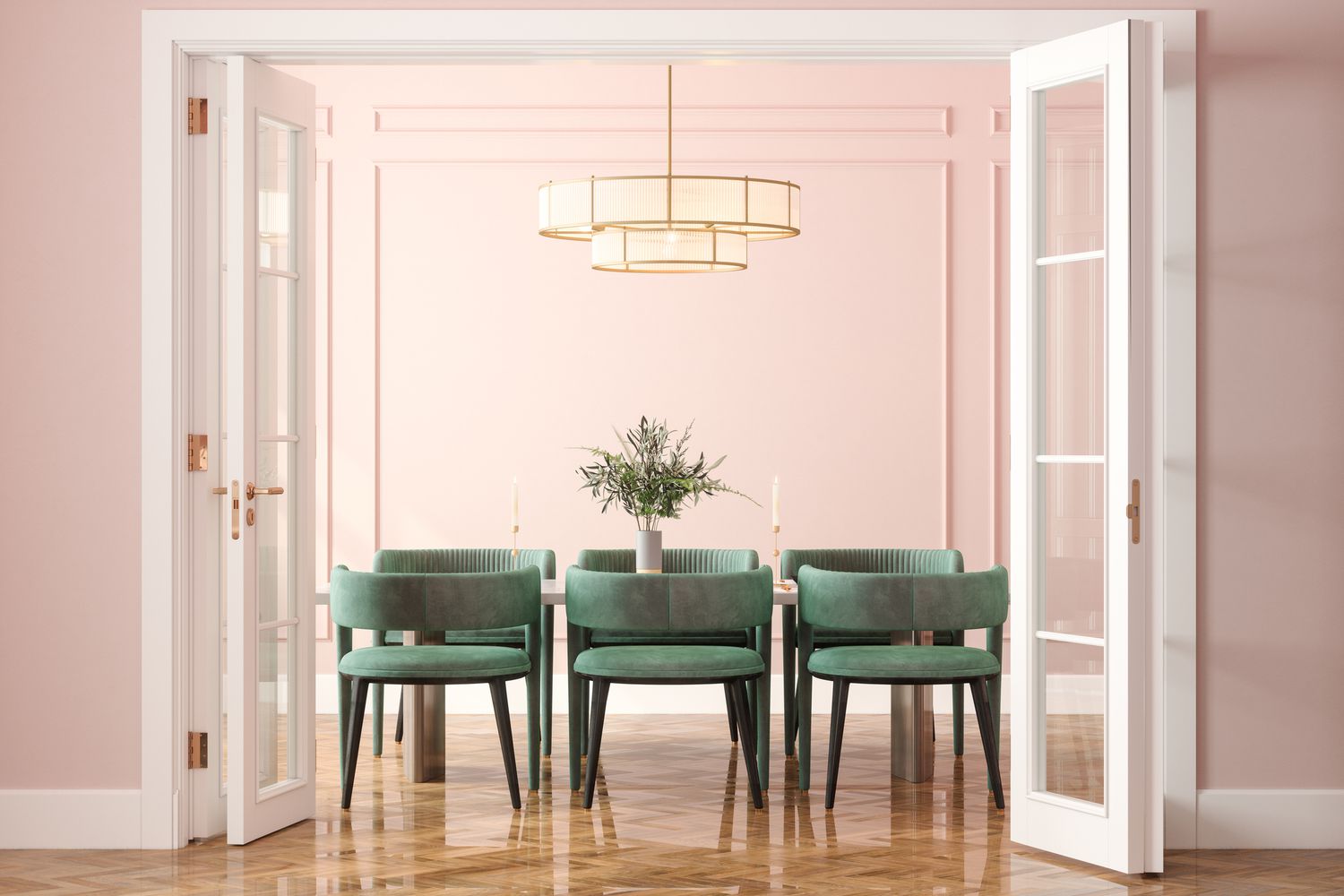 Eingang des Esszimmers mit Esstisch, grünen Samtstühlen und rosa Wand im Hintergrund