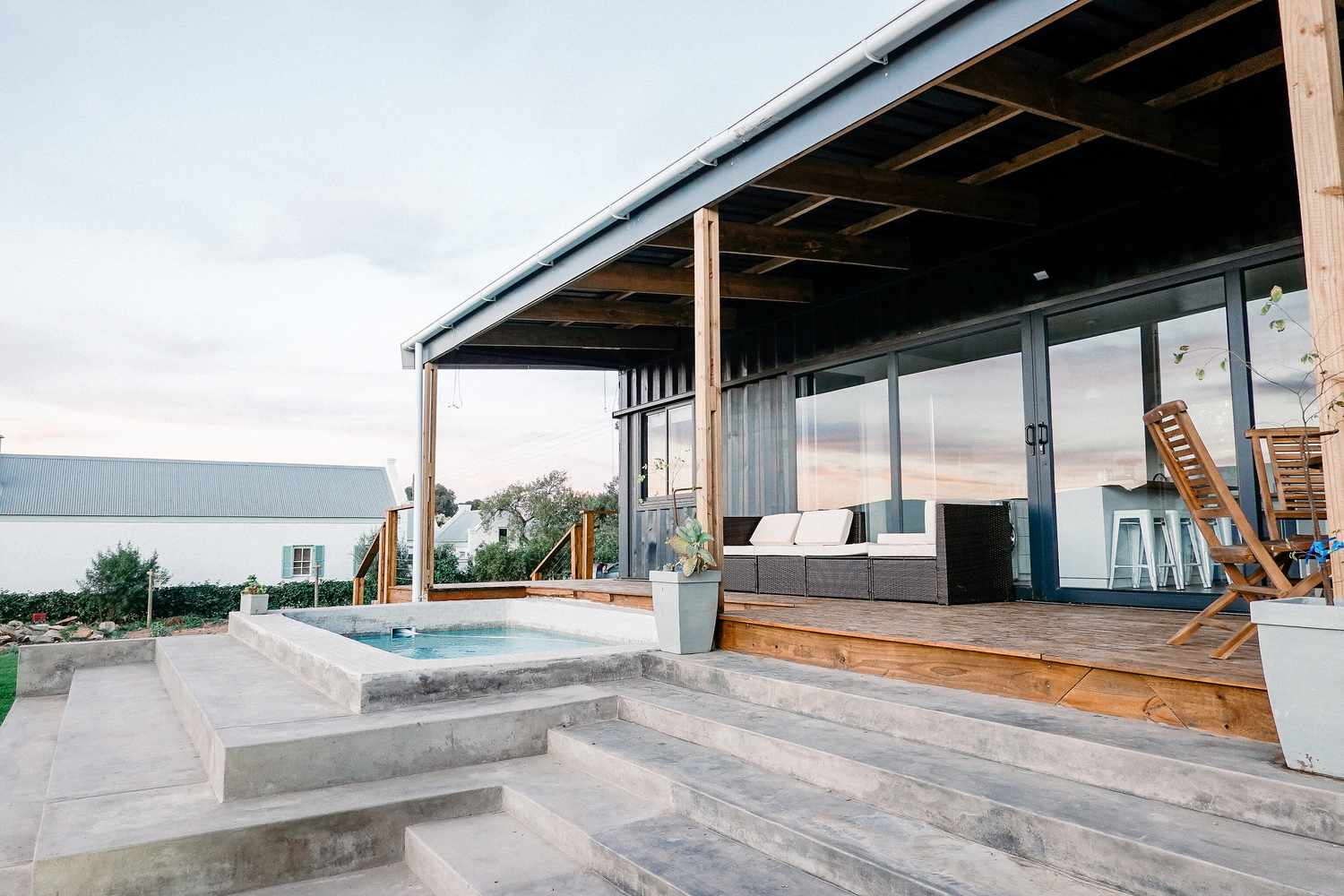 Stylish Container Home mit Splash Pool