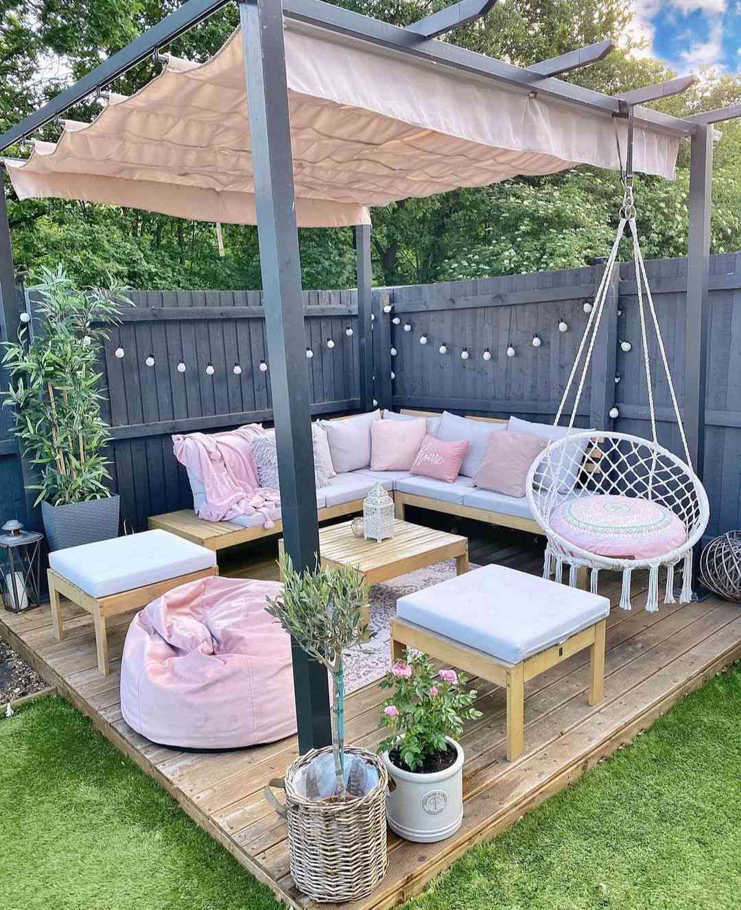 Schattiertes Terrassedeck mit Canvas -Markise