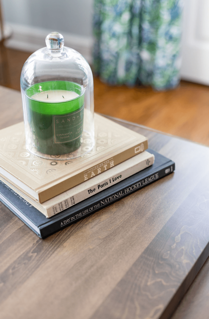 4 Wohnzimmerartikel Designer kaufen immer in Secondhand -Läden, auch für ihre Kunden 2 Vintage -Bücher auf dem Couchtisch