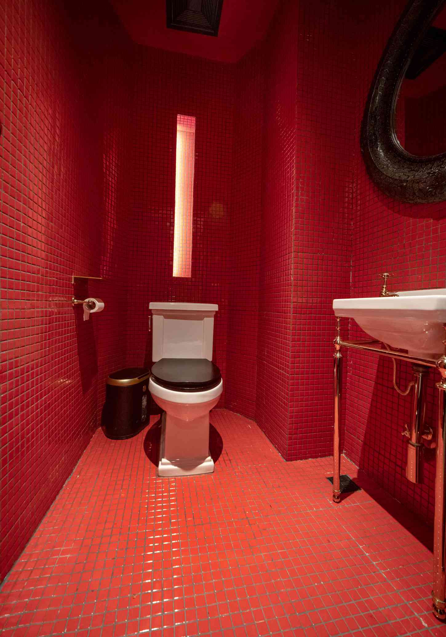 5 Warmfarben Farben, die Sie in Ihrem Badezimmer niemals verwenden sollten, so Designer 2 Leuchtendes rotes Badezimmer