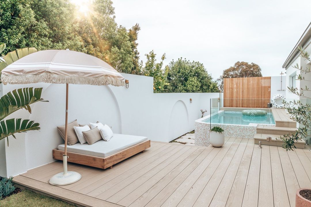 Ein Garten mit einem oberirdischen Pool und Deck