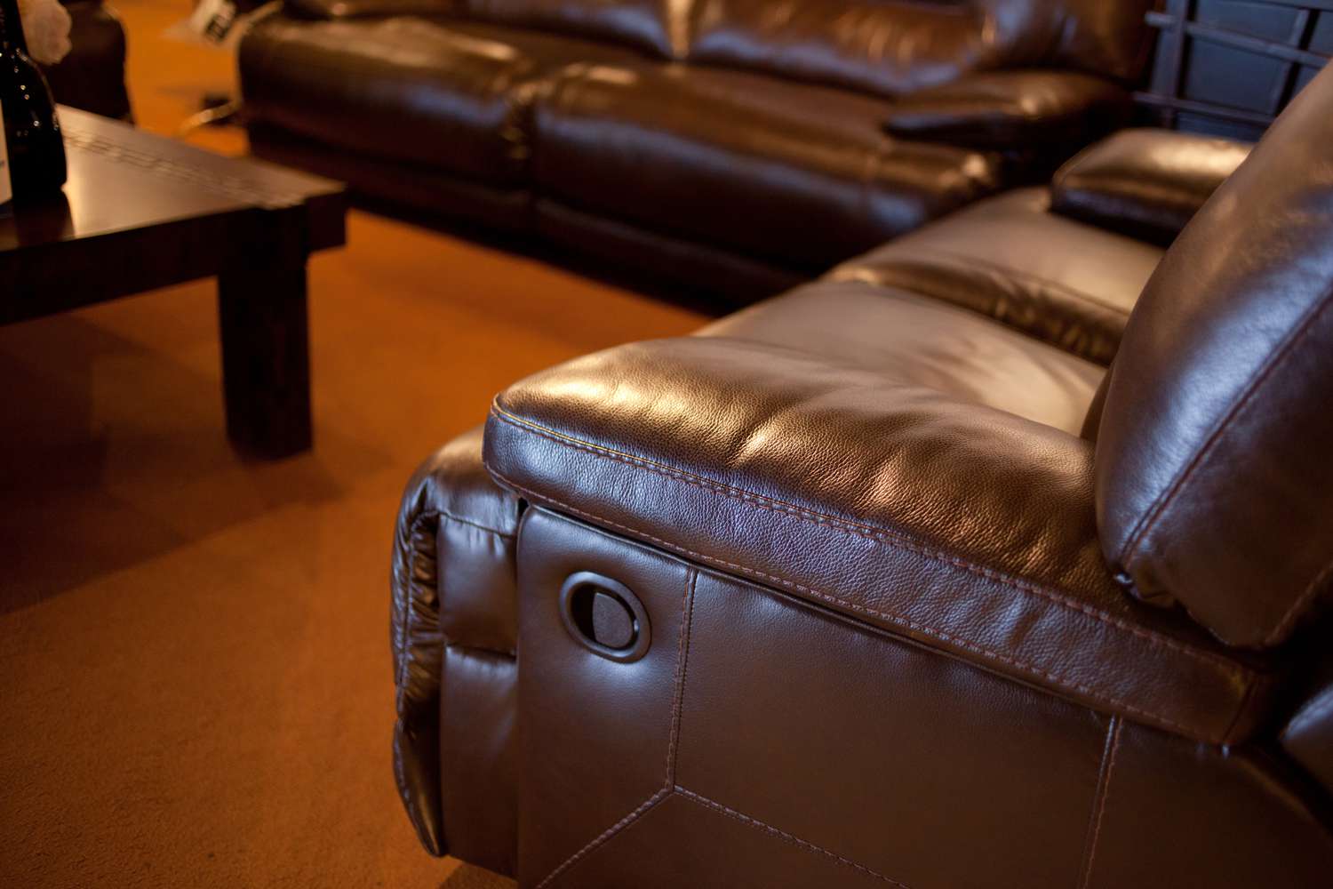 6 Couch -Stile, die laut Designer so veraltet sind 2 Braune Lederliegerofas, Seitenwinkel
