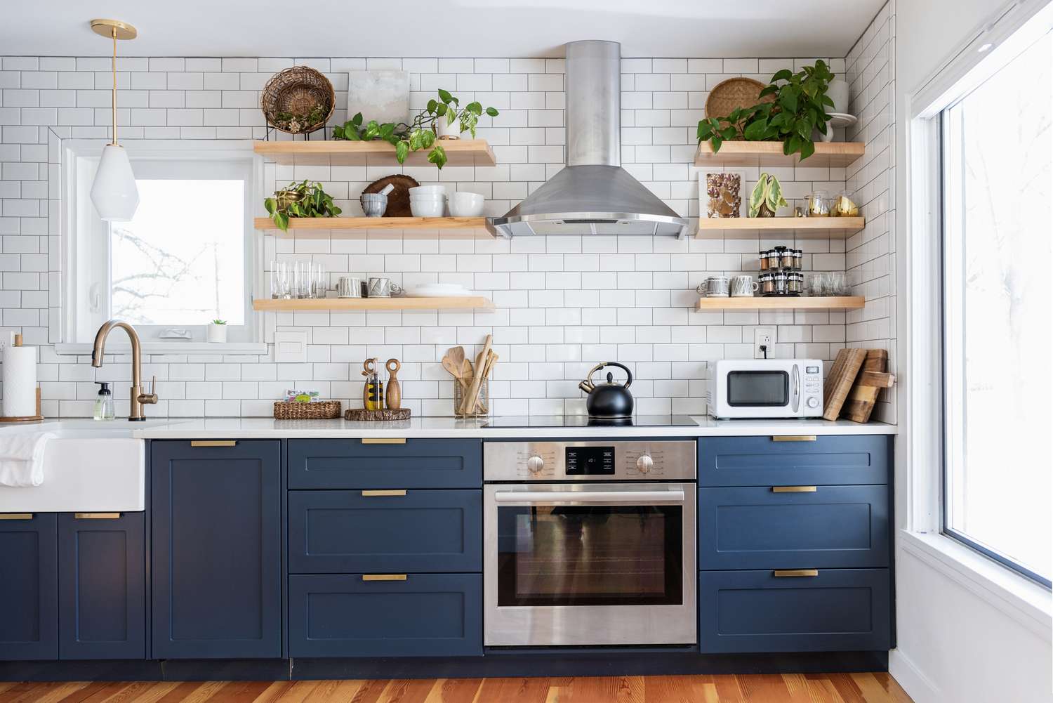 6 Designentscheidungsdesigner bedauern in ihren eigenen Häusern 2 Helle Küche mit offenem Regalen.